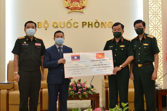 Bộ Quốc phòng Việt Nam hỗ trợ Bộ Quốc phòng Lào vật tư y tế phòng, chống dịch Covid-19
