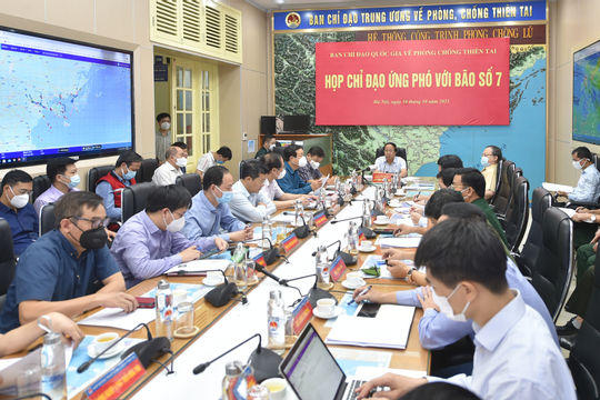 Đảm bảo an toàn cho người dân về quê trong thời điểm mưa bão