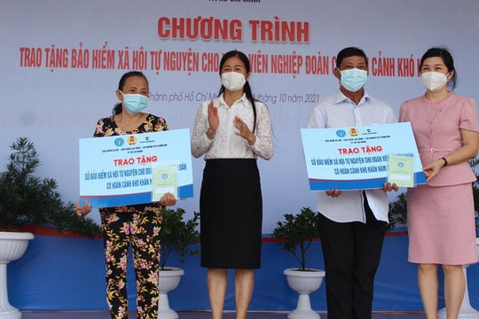 Trao tặng hàng trăm sổ bảo hiểm xã hội tự nguyện cho người lao động khó khăn tại TP. Hồ Chí Minh