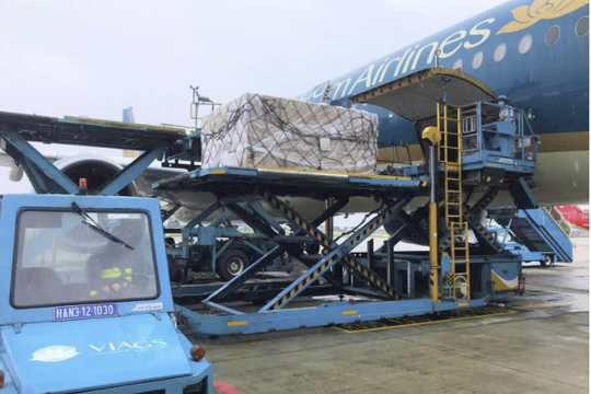 Vận chuyển 560.000 liều vắc xin và vật tư y tế từ Hungary, Croatia và Slovakia về Việt Nam