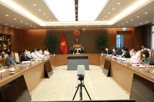 Khẩn trương hoàn thiện Chiến lược tổng thể ứng phó hiệu quả đại dịch Covid-19 trong tình hình mới Khẩn trương hoàn thiện Chiến lược tổng thể ứng phó hiệu quả đại dịch Covid-19 trong tình hình mới
