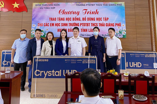 Vụ Tổng hợp (KTNN) và KTNN khu vực VII tặng học bổng cho học sinh có hoàn cảnh khó khăn