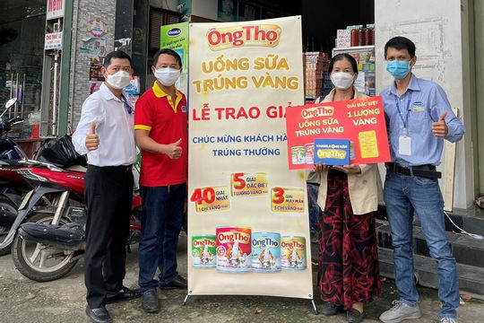 Người tiêu dùng bất ngờ trúng 1 lượng vàng từ chương trình “Uống sữa Ông Thọ, trúng vàng”