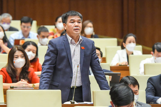 Thận trọng với việc tăng trần nợ công