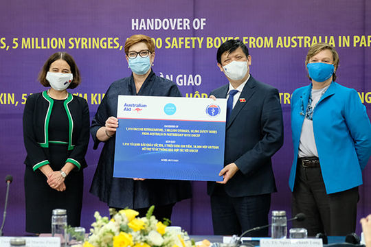 Việt Nam tiếp nhận thiết bị dây chuyền lạnh và vật tư tiêm chủng do Chính phủ Australia và UNICEF hỗ trợ