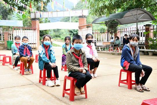 Báo Kiểm toán trao tặng quà, tiếp sức học sinh nghèo vùng cao đến trường