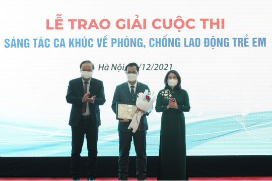 Hai nhạc sĩ đạt giải Nhất Cuộc thi Sáng tác ca khúc về phòng chống lao động trẻ em Hai nhạc sĩ đạt giải Nhất Cuộc thi Sáng tác ca khúc về phòng chống lao động trẻ em