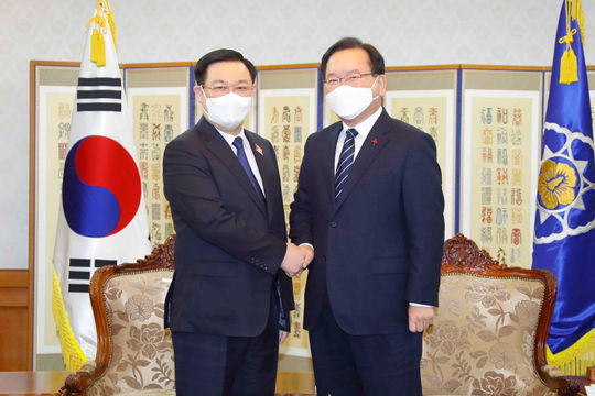 Chủ tịch Quốc hội Vương Đình Huệ hội kiến Thủ tướng Hàn Quốc