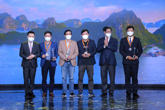 Trao giải cuộc thi ảnh nghệ thuật “Tổ quốc bên bờ sóng”