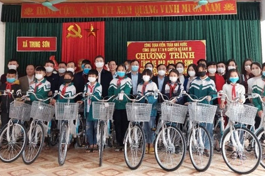 KTNN chuyên ngành III tặng  xe đạp cho học sinh nghèo tại Nghệ An