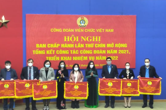 Công đoàn KTNN vinh dự được nhận Cờ thi đua của Công đoàn Viên chức Việt Nam