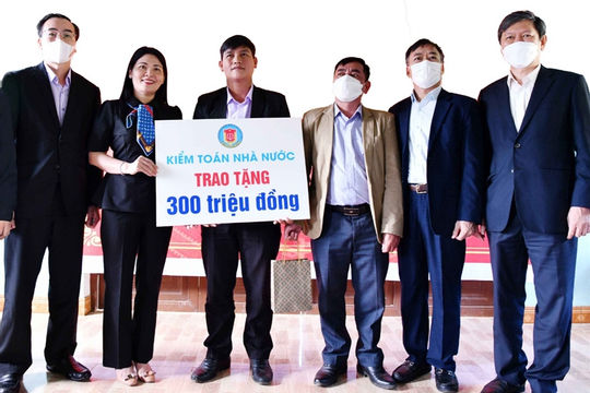 Đoàn công tác của Kiểm toán nhà nước thăm, tặng quà các gia đình có hoàn cảnh khó khăn, người yếu thế tại tỉnh Quảng Nam