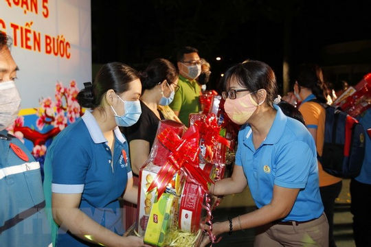 Dành nhiều tỷ đồng để chăm lo Tết cho người dân Dành nhiều tỷ đồng để chăm lo Tết cho người dân