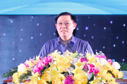 Chủ tịch Quốc hội Vương Đình Huệ tham dự chương trình “Tết sum vầy, Xuân bình an”