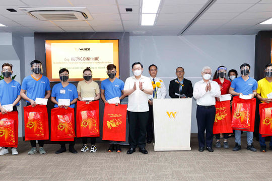 Chủ tịch Quốc hội Vương Đình Huệ thăm và chúc Tết công nhân tại tỉnh Bình Dương