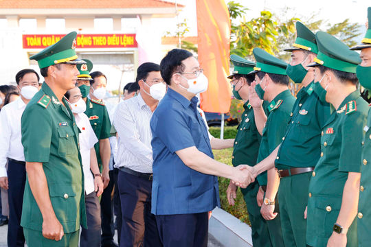 Chủ tịch Quốc hội Vương Đình Huệ dự Chương trình “Xuân biên phòng ấm lòng dân biển”
