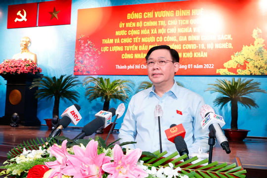 Chủ tịch Quốc hội Vương Đình Huệ thăm và tặng quà Tết tại Thành phố Hồ Chí Minh