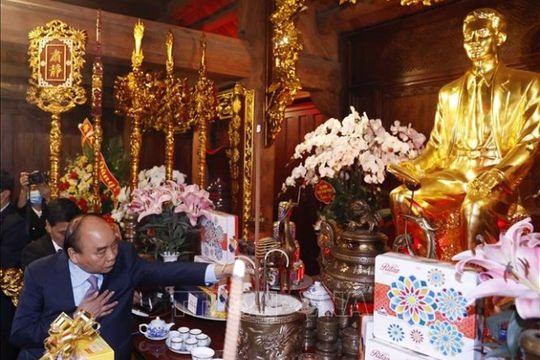 Chủ tịch nước Nguyễn Xuân Phúc dâng hương tưởng nhớ lãnh đạo Đảng, Nhà nước đã qua đời