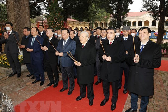 Tổng Bí thư Nguyễn Phú Trọng dâng hương tại Hoàng Thành Thăng Long