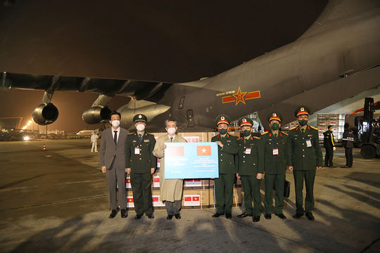 Tiếp nhận 300.000 liều vắc-xin Vero-Cell do Bộ Quốc phòng Trung Quốc trao tặng