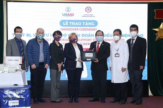 Hoa Kỳ trao tặng Việt Nam thiết bị y tế hỗ trợ chuẩn đoán, điều trị bệnh lao