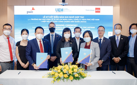 ACCA, PwC và UEH hợp tác triển khai chương trình đào tạo kế toán tích hợp