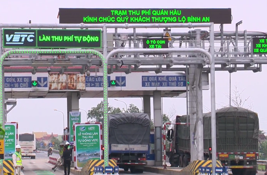 Triển khai dán thẻ định danh xe ô tô để thu phí giao thông đường bộ không dừng