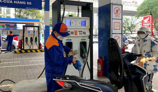 Bộ Tài chính đề xuất giảm thuế bảo vệ môi trường 1.000 đồng/lít xăng