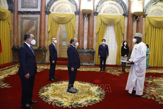 Chủ tịch nước Nguyễn Xuân Phúc tiếp các Đại sứ trình Quốc thư