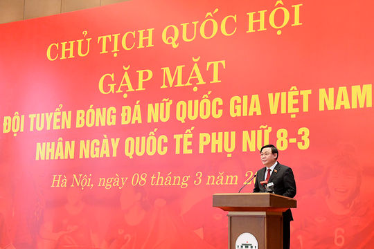 Chủ tịch Quốc hội Vương Đình Huệ gặp mặt Đội tuyển bóng đã nữ quốc gia Việt Nam