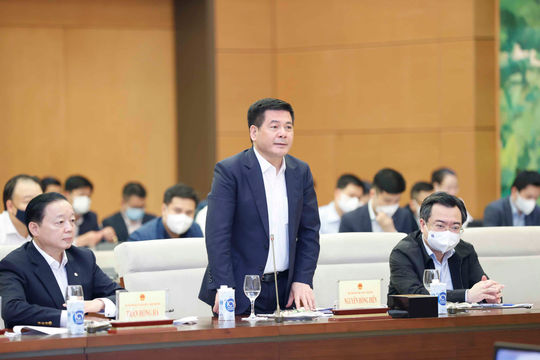 Bộ trưởng Bộ Công thương báo cáo về sản xuất, cung ứng, điều hành giá xăng dầu