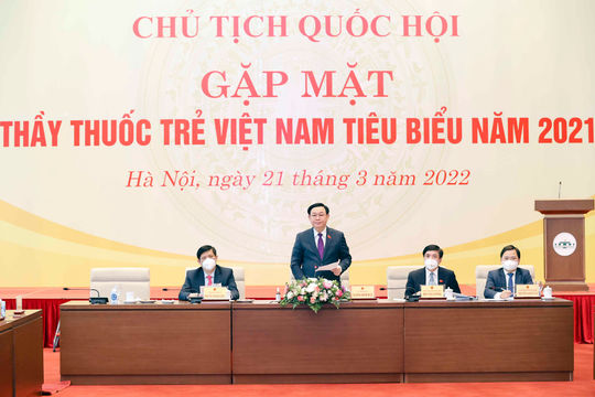 Chủ tịch Quốc hội Vương Đình Huệ gặp mặt thầy thuốc trẻ Việt Nam tiêu biểu năm 2021