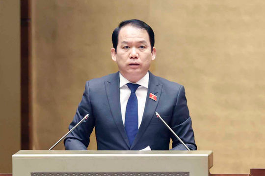 Không được ngăn chặn, cản trở việc phổ biến, sử dụng Quốc kỳ, Quốc huy, Quốc ca