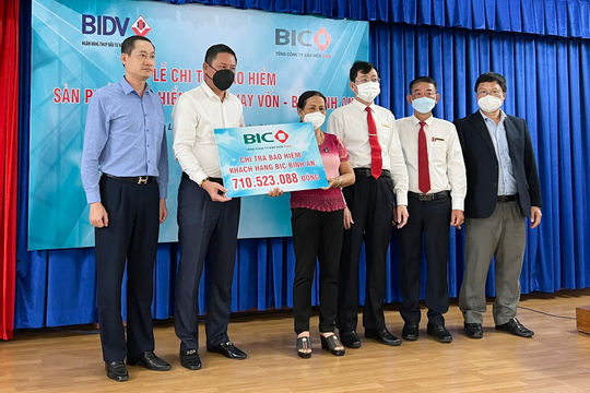 BIC trao hơn 710 triệu đồng tiền bảo hiểm người vay vốn cho khách hàng