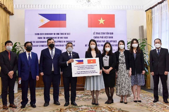 Việt Nam trao tặng Philippines 200 tấn gạo hỗ trợ khắc phục hậu quả bão Rai