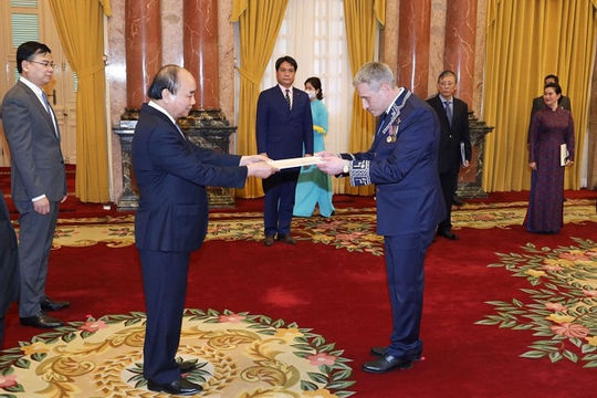 Chủ tịch nước Nguyễn Xuân Phúc tiếp các Đại sứ trình Quốc thư