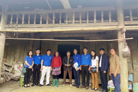 Đoàn Thanh niên KTNN chuyên ngành Ib tặng quà cho các gia đình có hoàn cảnh khó khăn