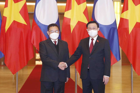 Chủ tịch Quốc hội Vương Đình Huệ lên đường thăm Lào