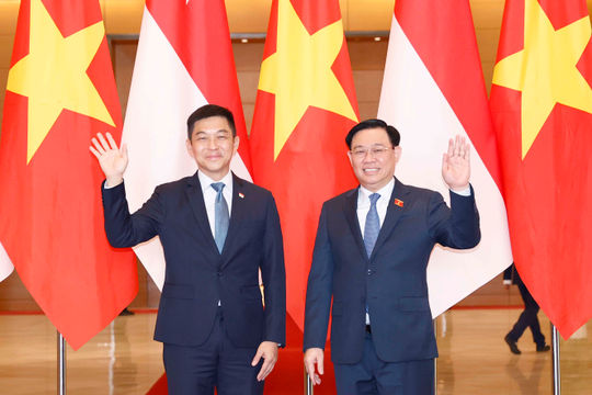 Chủ tịch Quốc hội Vương Đình Huệ chủ trì lễ đón và hội đàm với Chủ tịch Quốc hội Singapore Tan Chuan-Jin