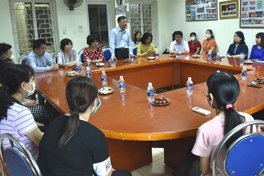 Khối thi đua II, Công đoàn viên chức Việt Nam thăm, tặng quà cho công nhân có hoàn cảnh khó khăn