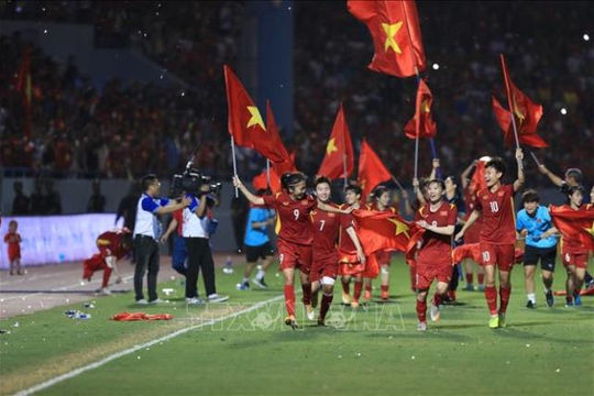 Chủ tịch nước Nguyễn Xuân Phúc biểu dương Đội tuyển bóng đá nữ Việt Nam Chủ tịch nước Nguyễn Xuân Phúc biểu dương Đội tuyển bóng đá nữ Việt Nam