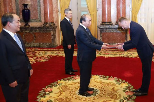 Chủ tịch nước Nguyễn Xuân Phúc tiếp các Đại sứ trình Quốc thư