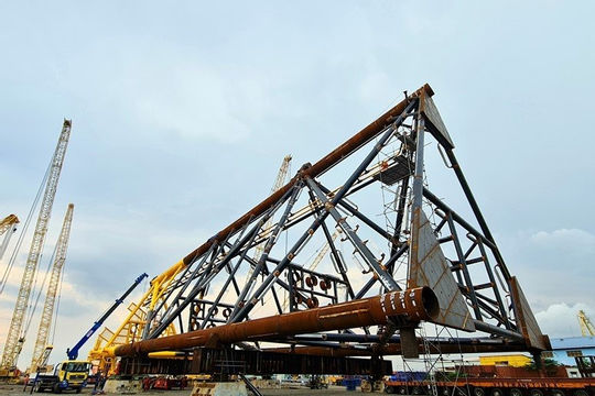 Vietsovpetro hạ thủy thành công khối chân đế RC-10 thuộc dự án phát triển mỏ Rồng