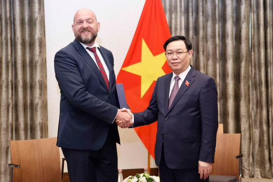 Chủ tịch Quốc hội Vương Đình Huệ tiếp lãnh đạo một số doanh nghiệp Hungary Chủ tịch Quốc hội Vương Đình Huệ tiếp lãnh đạo một số doanh nghiệp Hungary