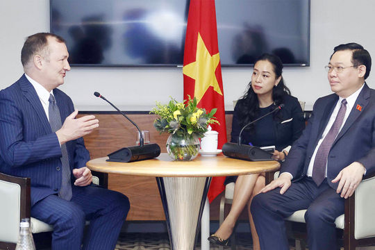 Chủ tịch Quốc hội Vương Đình Huệ tiếp đại diện doanh nghiệp Anh đang đầu tư tại Việt Nam