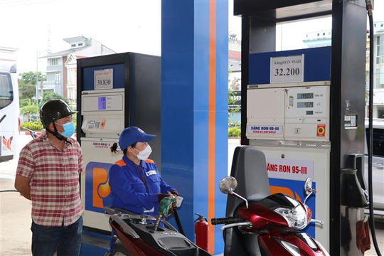 Trình Ủy ban Thường vụ Quốc hội Nghị quyết giảm thuế bảo vệ môi trường đối với xăng, dầu, mỡ nhờn