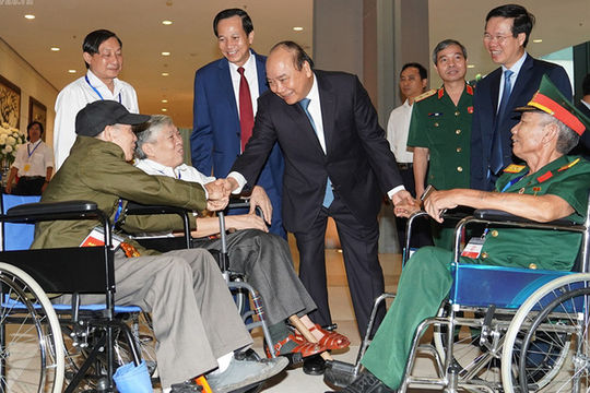 Không để xảy ra sai sót, tiêu cực trong tặng quà người có công