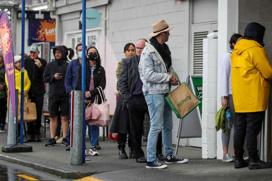 Làn sóng COVID-19 mới đe dọa nhiều quốc gia