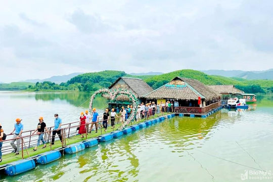 Tổng thu từ khách du lịch 6 tháng đầu năm đạt 265 nghìn tỷ đồng