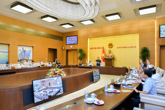 Ủy ban Thường vụ Quốc hội thông qua Nghị quyết giảm thuế Bảo vệ môi trường đối với xăng, dầu, mỡ nhờn về mức sàn